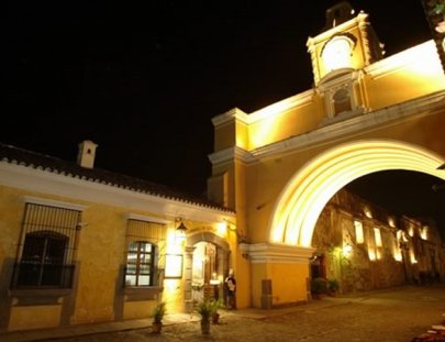 Quédate en un hotel colonial justo debajo del famoso Arco de Santa Catalina en Antigua - Hotel Convento Santa Catalina