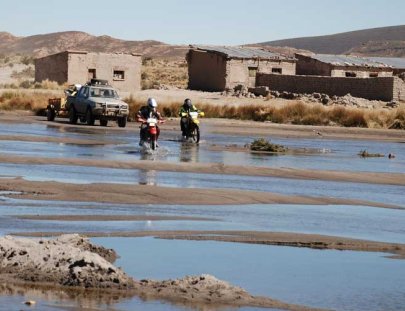 Bolivia Motorcycle Adventures-Explora el salar de Uyuni en un tour de motocicleta extremo