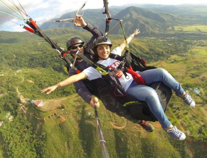 Un vuelo biplaza de Parapente en Cali - Aero Aventuras