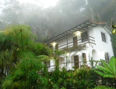Hosteria & Spa La Sevillana-Hospedaje y refugio al pie de una montaña