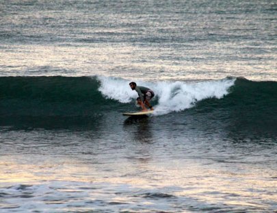 Solid Surf-Prueba una playa de surf con más olas que te imaginaste