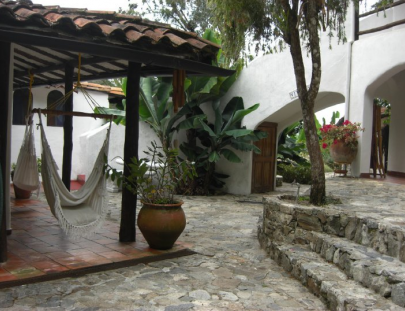 Hosteria & Spa La Sevillana-Hospedaje y refugio al pie de una montaña
