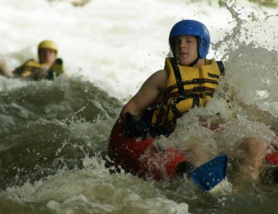 Adrenalina en el agua haciendo Rafting en Venezuela - Arassari Trek Rafting