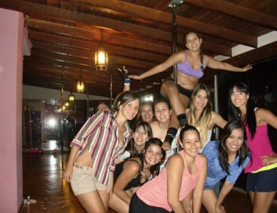 Lotus Pole Dance Valencia-Dejate llevar con ritmo latino aprendiendo pole dancing en Venezuela 