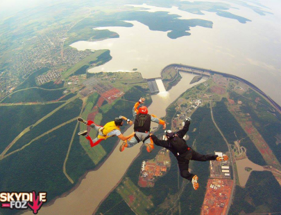 Sky Dive Foz-Freefalling from the sky at speeds up to 250 km / hr 