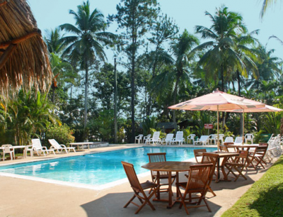 Elegancia y relax en el verde esmeralda Río Dulce - Catamarán Island Hotel
