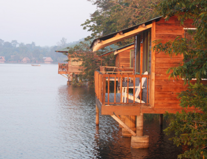 Catamarán Island Hotel-Elegancia y relax en el verde esmeralda Río Dulce