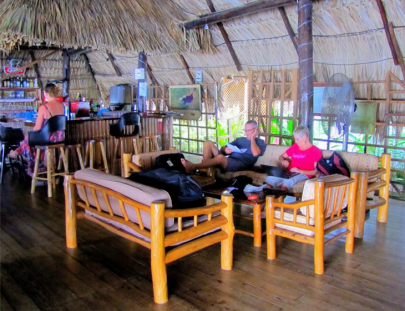 Catamarán Island Hotel-Elegancia y relax en el verde esmeralda Río Dulce