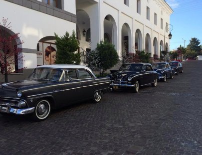 Delta Motors-Romantic tour in a Ford '55 through Guatemala City