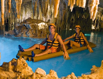 Recorre ríos subterráneos y grutas en balsa. - Xplor