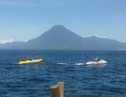 ¡30 minutos de Banana boat con amigos en Lago Atitlán!  - Hotel Jardines del Lago