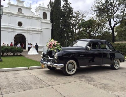Delta Motors-Romantic tour in a Ford '55 through Guatemala City