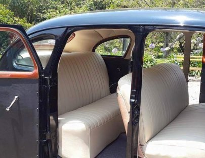 Delta Motors-Romantic tour in a Ford '55 through Guatemala City