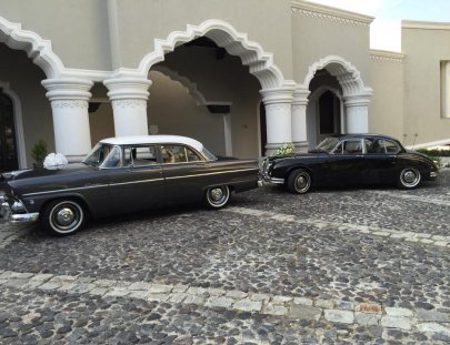 Delta Motors-Romantic tour in a Ford '55 through Guatemala City