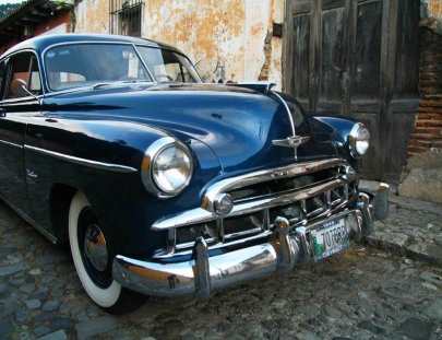 Delta Motors-Romantic tour in a Ford '55 through Guatemala City