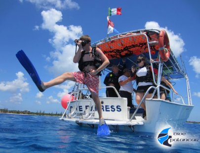 Un viaje de snorkel en un barco de fondo de cristal en Palancar - Dive Palancar
