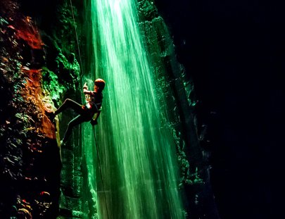 Ktalyst-Dos descensos de rappel nocturno sobre una catarata de 42 metros 