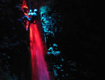 Ktalyst-Dos descensos de rappel nocturno sobre una catarata de 42 metros 