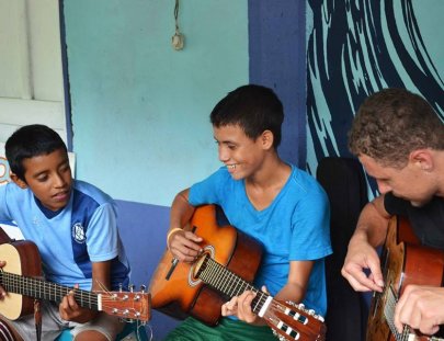 La Choza Chula-Surf and volunteer through educational, arts and entrepreneurship projects at El Paredón