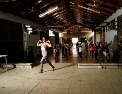 ¡Diviértete y aprende en esta clase de baile! - New Sensation Salsa