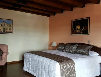 Pensión Bonifaz-Stay at a hotel with direct view to Xela´s Central Park