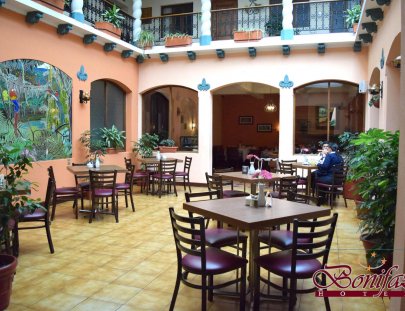 Pensión Bonifaz-Stay at a hotel with direct view to Xela´s Central Park