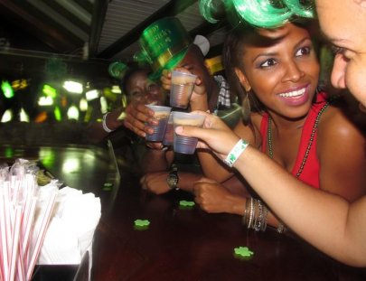 El lugar perfecto para comer beber y disfrutar con los amigos - Bananas