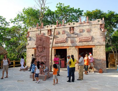 Maya Key Roatan- Visit and explore the ruins of Copán