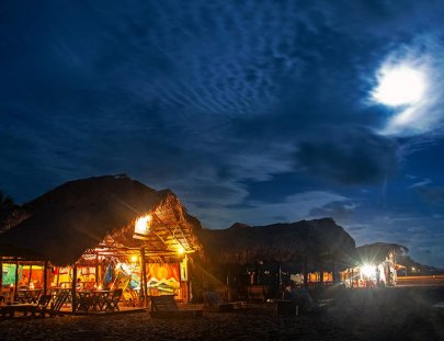 A Hotel by the sea on a black sand beach  - Hotel El Delfín