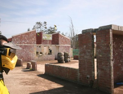 Delta Paintball-Team up and cover your back on the battle field