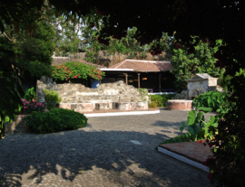 Hotel Quinta De Las Flores-A Hotel with a colonial style courtyard
