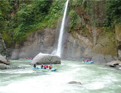Exploradores Outdoors-Explore the River Pacuare on a one or two trip day trip