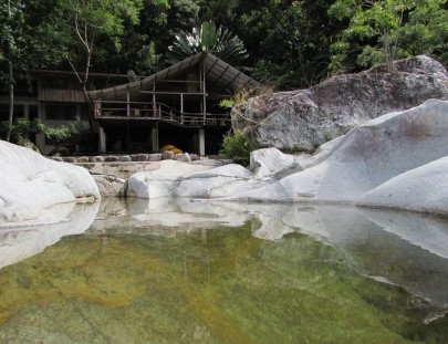 Jungle River Lodge-Cabin style hotel and white water rafting on the Cangrejal jungle river