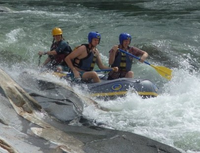 Omega Tours-Adrenalina y velocidad: Rafting en el rio Cangrejal