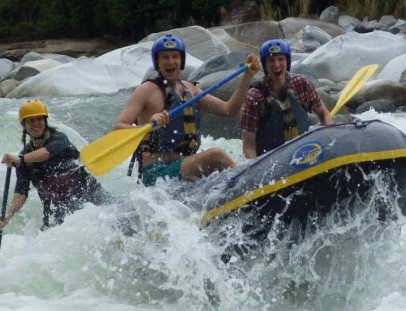 Adrenalina y velocidad: Rafting en el rio Cangrejal - Omega Tours