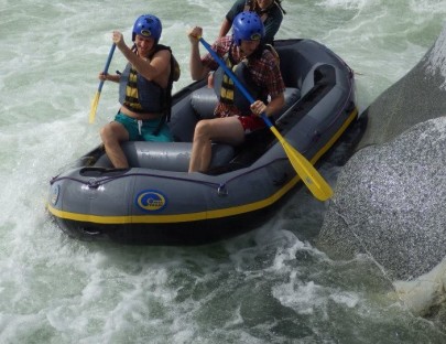 Omega Tours-Adrenalina y velocidad: Rafting en el rio Cangrejal