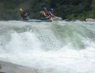 Omega Tours-Adrenalina y velocidad: Rafting en el rio Cangrejal