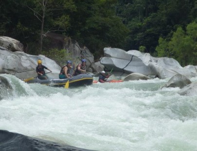 Omega Tours-Adrenalina y velocidad: Rafting en el rio Cangrejal