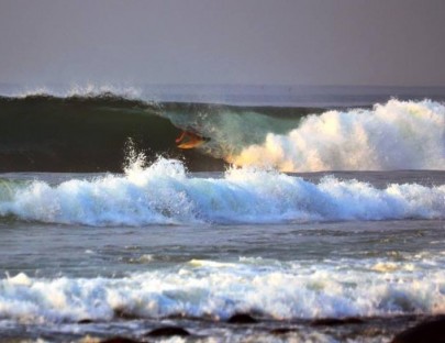 Aprende a surfear en una  maravillosa playa en El Salvador - AST El Salvador