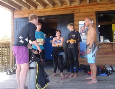 Barefoot Divers-Lear to dive as a professional in Roatán`s crystal waters